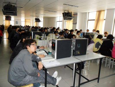 学生在计算机组装与维护实训室上课