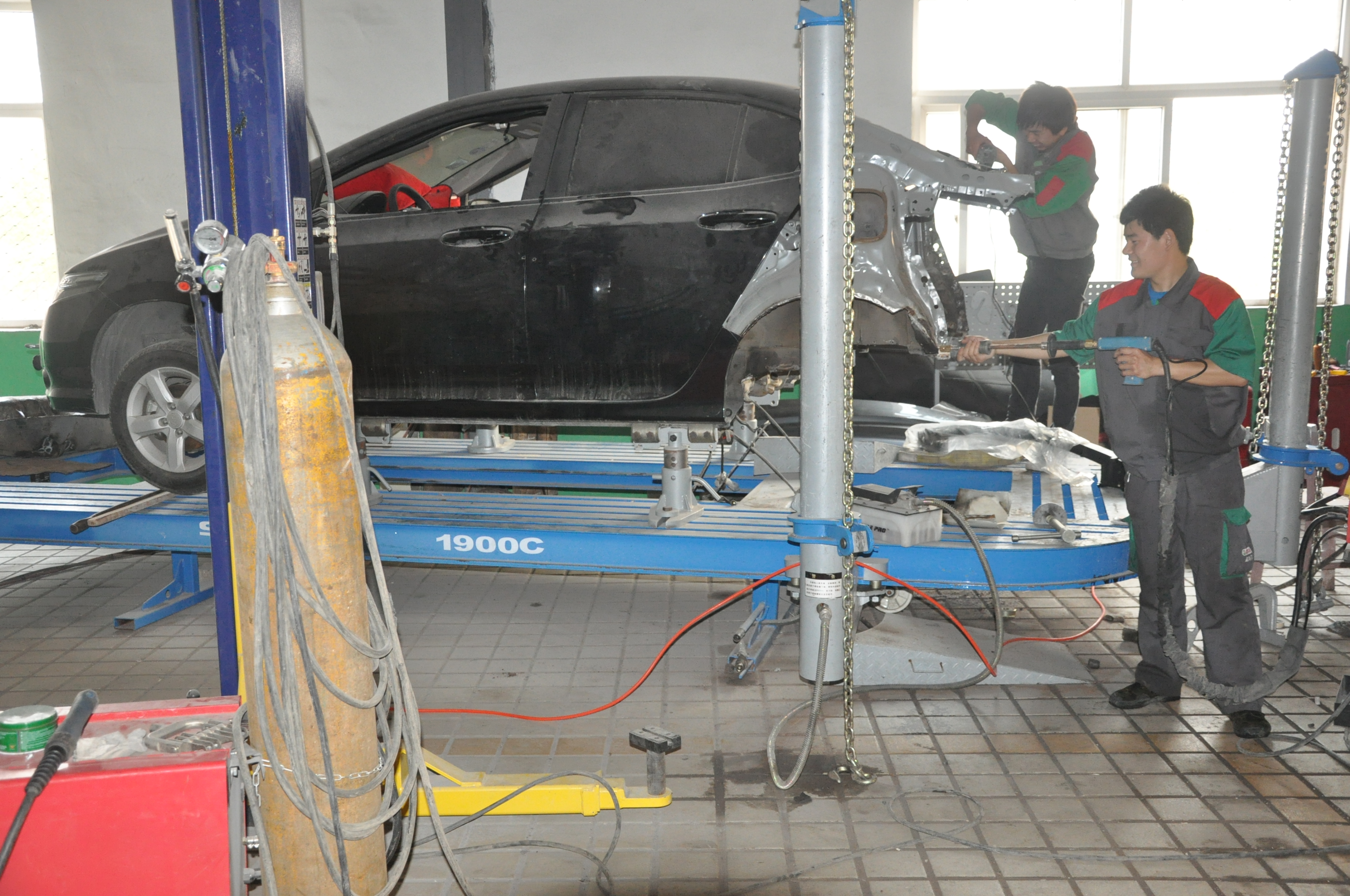 汽车专业学生实训课