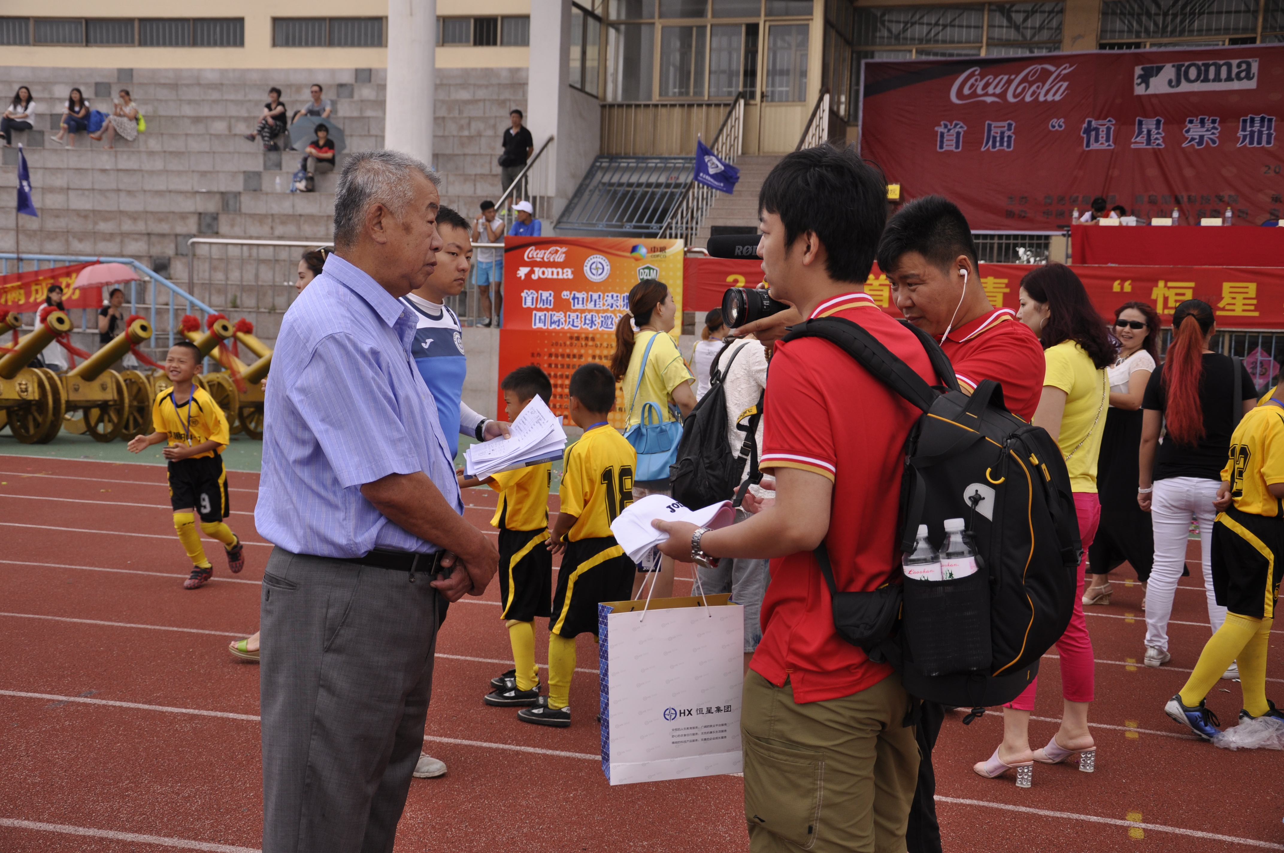 央视记者采访前八一队主教练、中国足球名宿刘国江